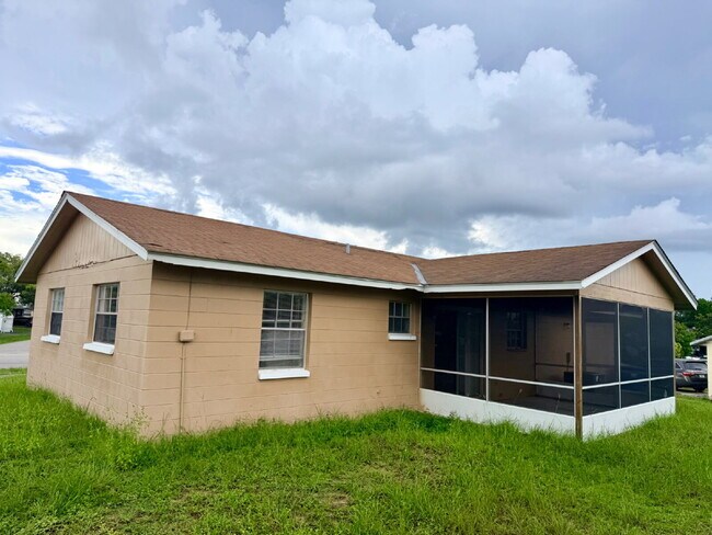 Building Photo - 4 Bedroom 1.5 Bathroom House For Rent