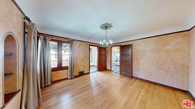 Building Photo - 842 E Walnut Ave