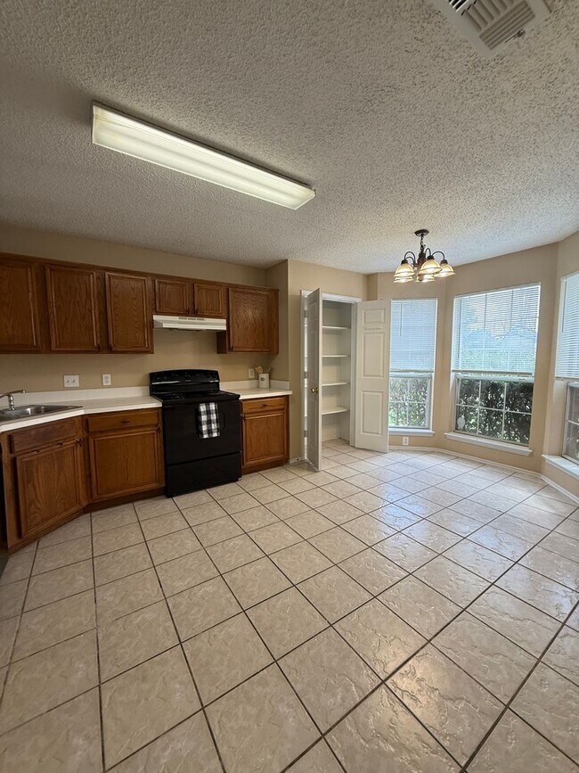 Building Photo - COMMUTER FRIENDLY / ESTABLISHED NEIGHBORHOOD