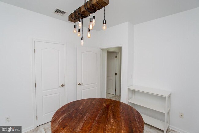 Building Photo - 523 Carson Terrace