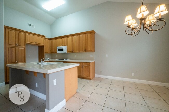 Building Photo - North Clovis Home, 3BR/2BA, Built 2005 - Lots of Amenities!