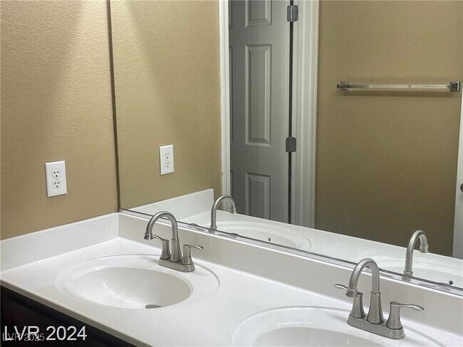 Building Photo - 5079 W Moberly Ave