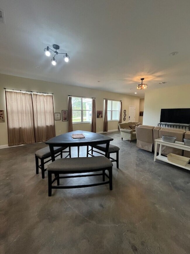 Building Photo - Gorgeous Fully Furnished 4BR/3BA Home – Id...