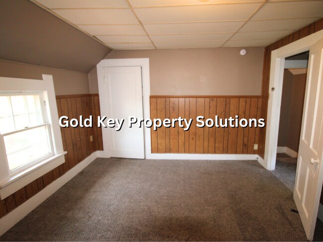 Building Photo - Oversized 3 BR 1 BA House with Partially F...