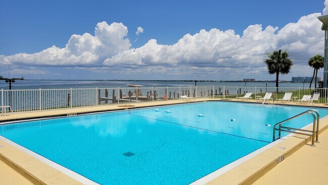 Building Photo - Annual UNfurnished top floor Bay front 2/2 condo with full views of Sarasota Bay