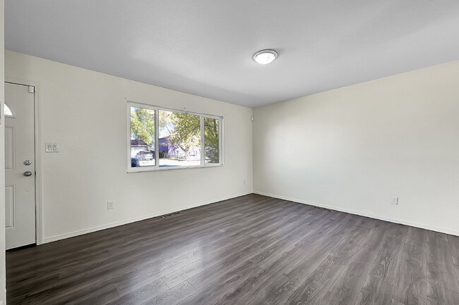 Building Photo - $1,900.00, 3-bed, 2-bath located in Colora...