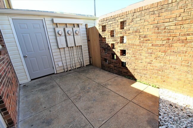 Building Photo - (MOVE-IN SPECIAL!) Renovated 2 Bedroom Tow...