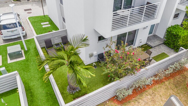 Building Photo - 1367 N Ocean Blvd