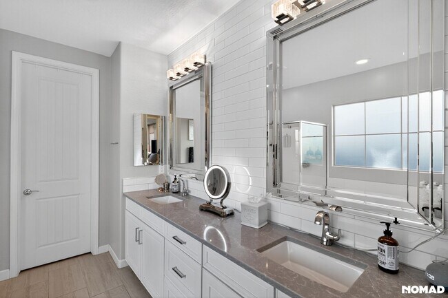 Building Photo - 4060 S Thistle Dr