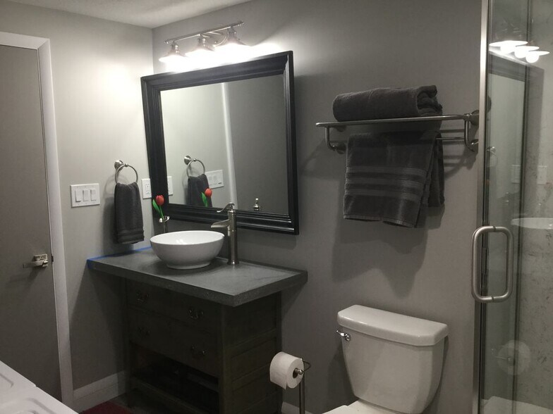 Building Photo - 2194-4300 4300 S St