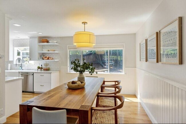 Building Photo - 4 Bedroom/ 3 Bathroom in Dublin!!