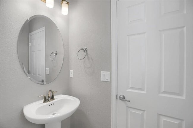 Building Photo - 18932 High Point Blvd