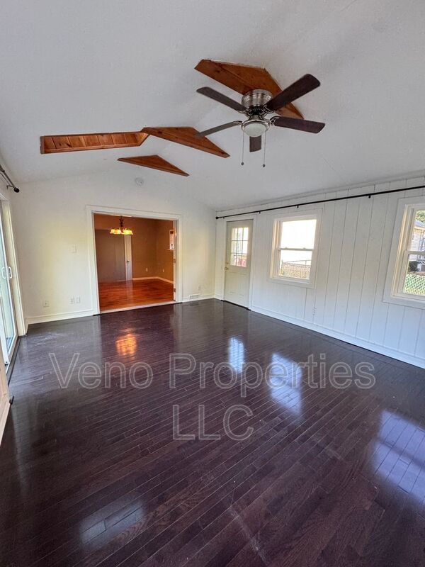 Building Photo - 72 Hathorn Blvd