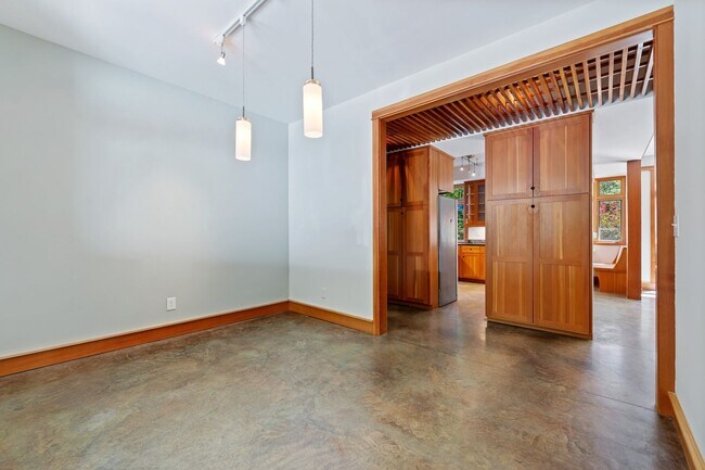 Building Photo - 817 Oasis Dr