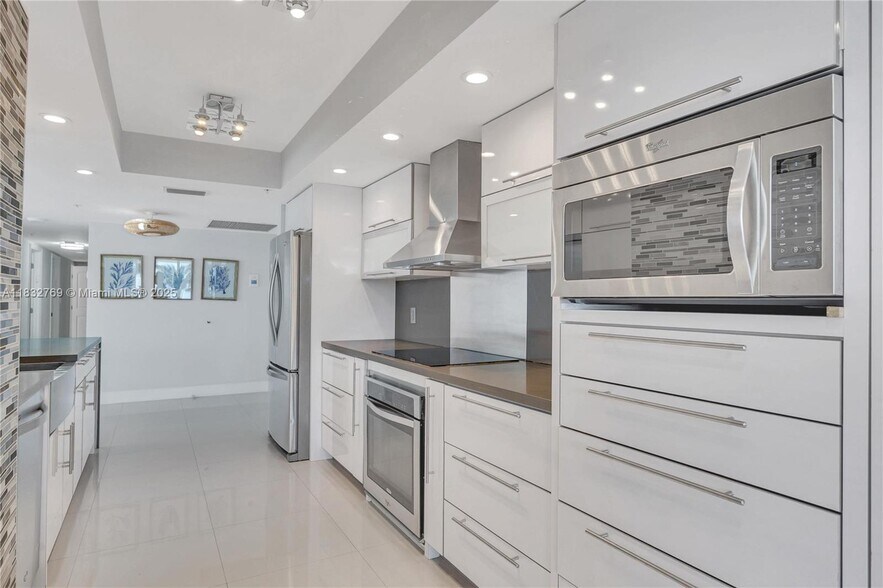 Building Photo - 10175 Collins Ave