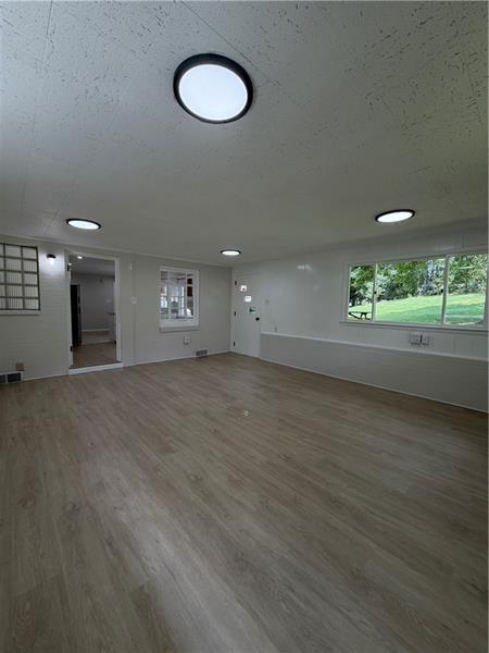 Building Photo - 306 Valley Dr