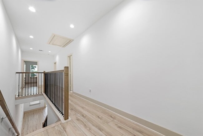 Building Photo - 837 W Little York Rd