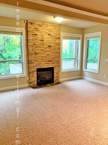 Building Photo - Entertainers dream! Spacious 4 bedroom hom...
