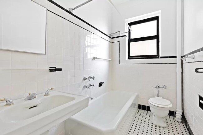 Building Photo - 157 W 79th St