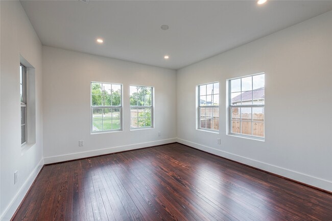 Building Photo - 727 Park Dr