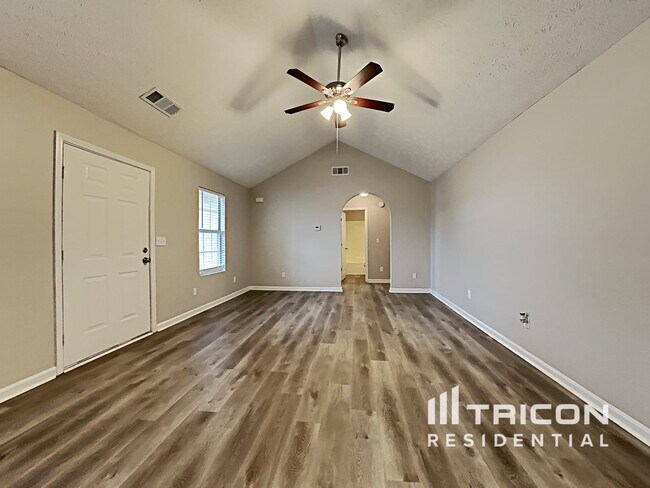 Building Photo - 702 Heritage Ridge Dr