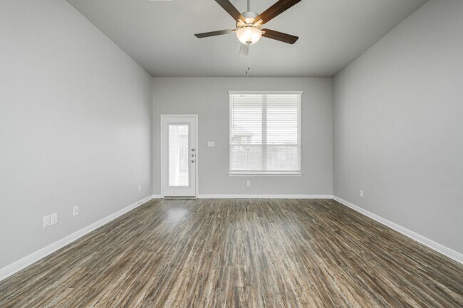 Building Photo - 521 Fallbrook Dr