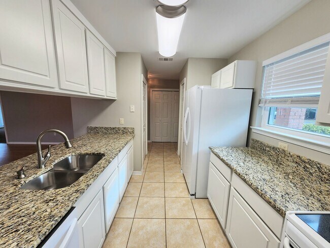 Building Photo - 2/2 Home in Lakeview Villas!