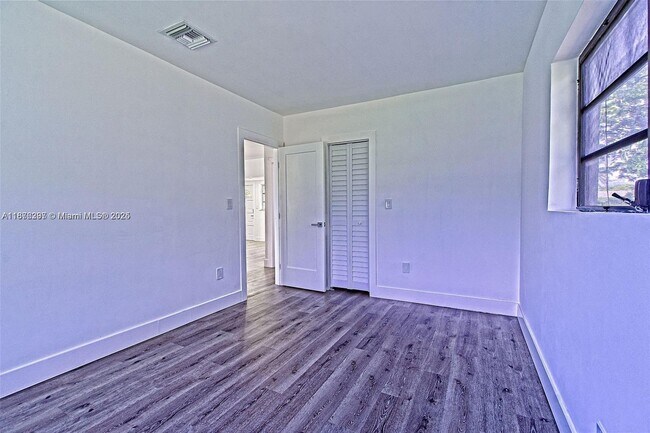 Building Photo - 372 W Dayton Cir