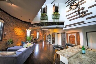 Building Photo - 2220 S Harwood St