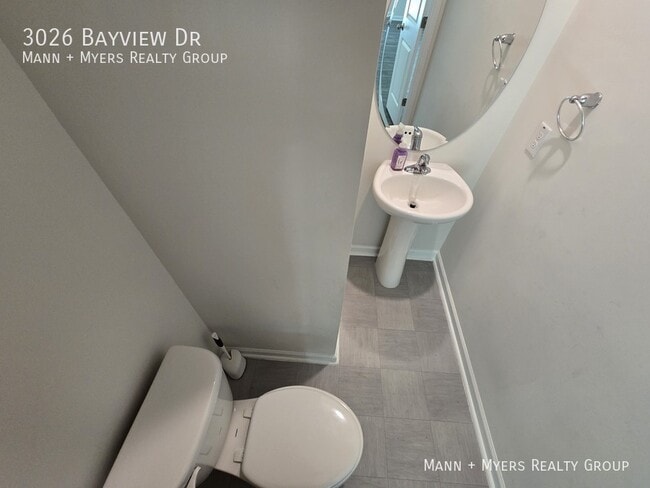 Building Photo - 3026 Bayview Dr