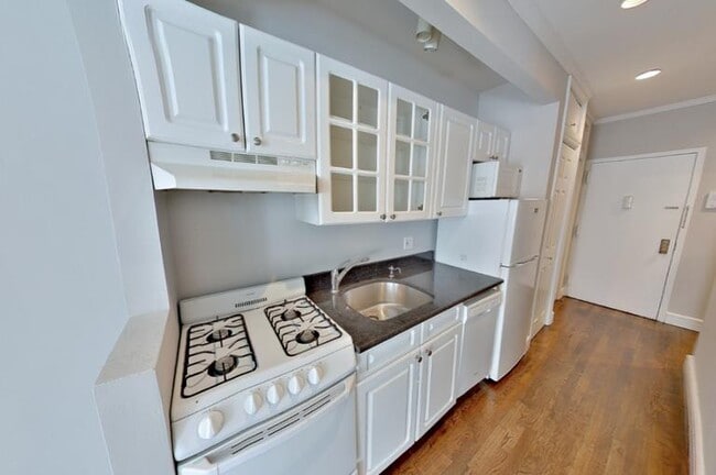 Building Photo - 336 E 18th St
