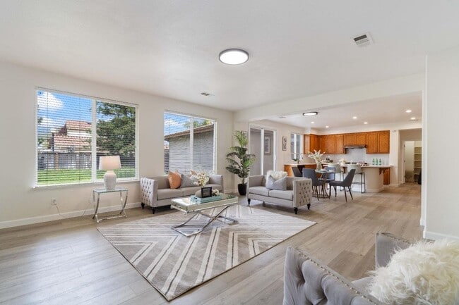 Building Photo - Large two-story home in the Bridal Ridge c...