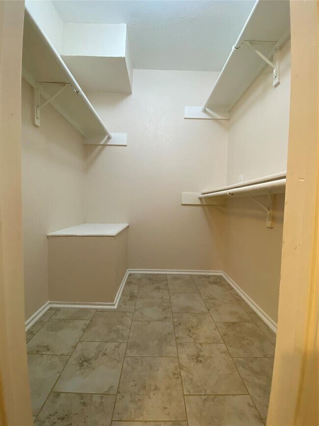 Building Photo - 1202 Thorpe Ln