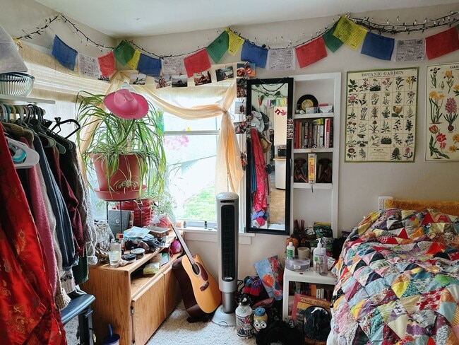 Building Photo - PRELEASE: 4 bd/1ba across from Laurel Park + near WWU