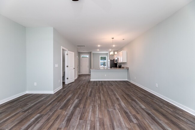 Building Photo - 3 Bedroom Townhome each with en-suite bath...