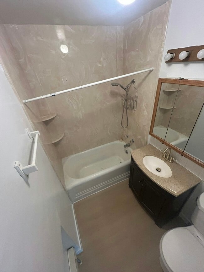 Building Photo - 418 W 13th St