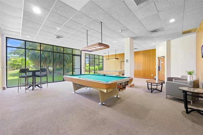 Building Photo - 20100 W Country Club Dr