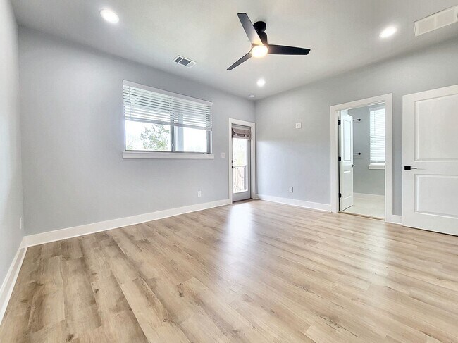 Building Photo - Sophisticated 3/BR 2.5/BS Home in Point Ve...