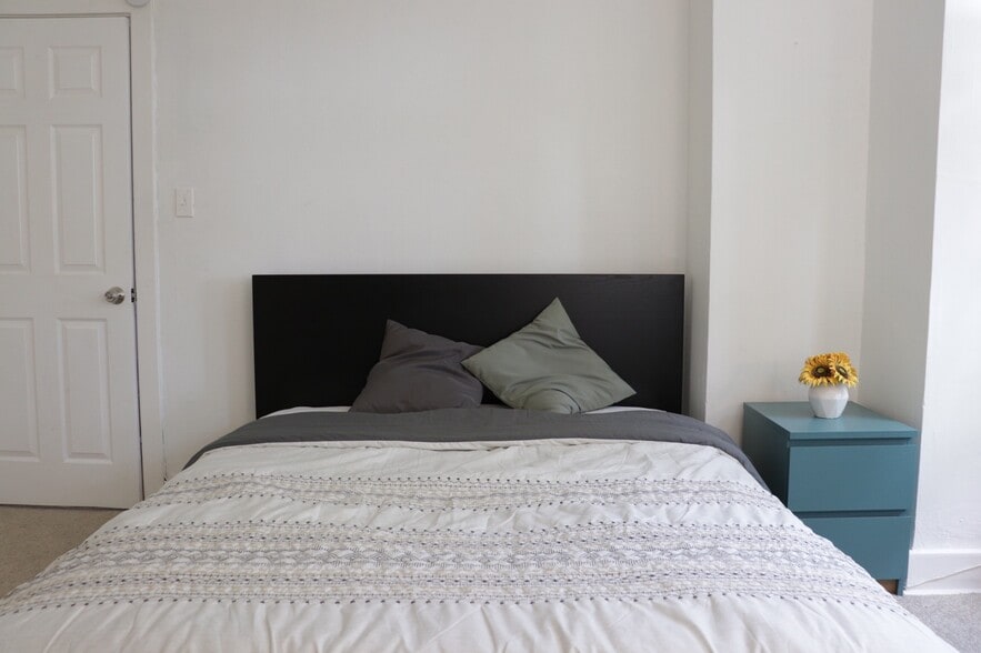 Building Photo - 1033 Flemington St