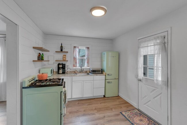 Building Photo - Adorable Cape Cod Charmer Available For Rent!