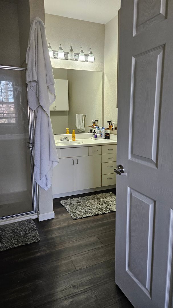 Building Photo - 1 Bedroom Condo in Downtown Free Water, Sewer, Trash and Pest Control! No Hidden Fees!