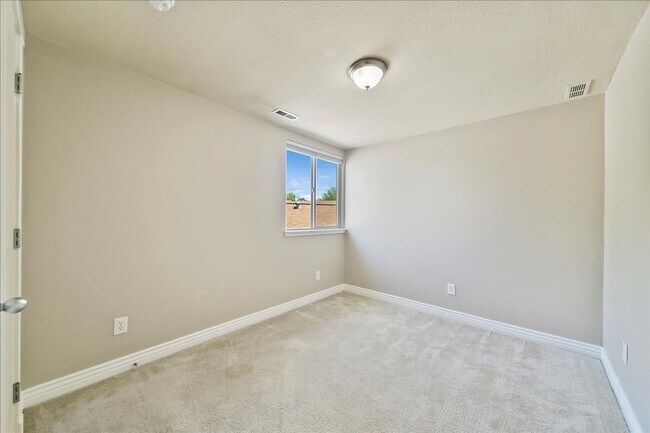Building Photo - North End corner lot with garden and TONS ...
