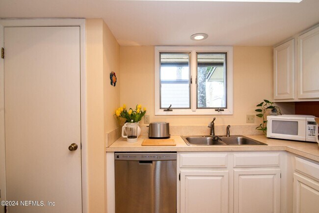 Building Photo - 515 Quail Pointe Ln