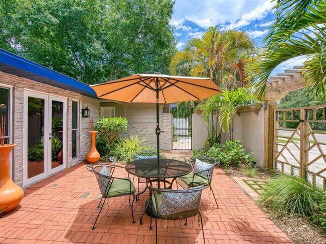 Building Photo - 1127 S Osprey Ave