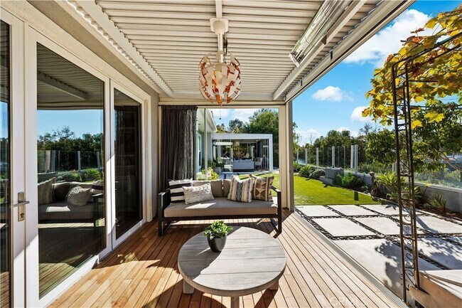 Building Photo - 58 Victoria