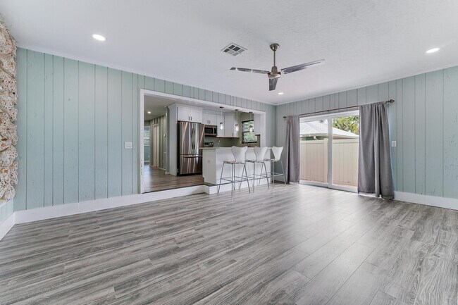 Building Photo - 856 SW Rustic Cir