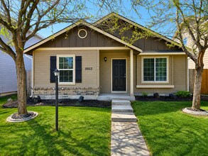 Building Photo - Easy-Living 3 Bed, 2 Bath Home with Double Garage, Pool Access & Private Courtyard