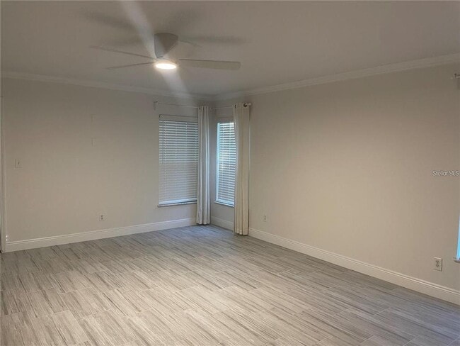 Building Photo - 918 Golfview St