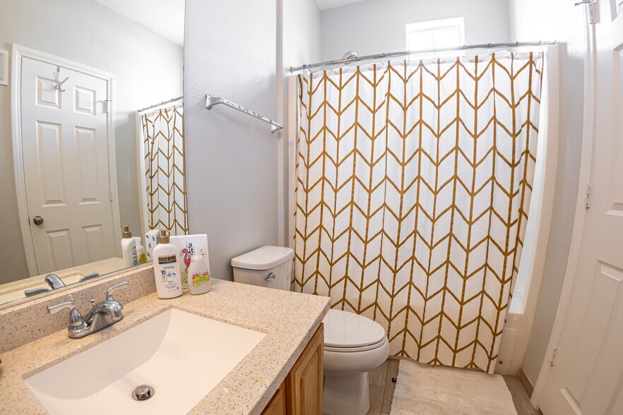 Building Photo - 5855 Valley Dr