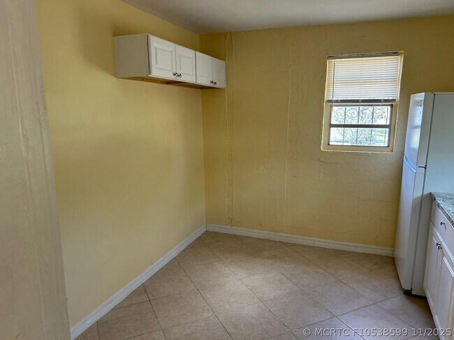 Building Photo - 371 Banyan Ave